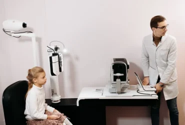 Consultation de la vue chez un professionnel pour illustrer la rééducation visuelle