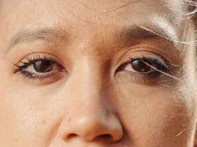Personne appliquant un soin autour des yeux pour atténuer les poches