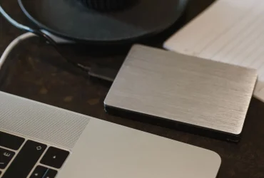 Disque externe connecté à un ordinateur pour illustrer le stockage cloud gratuit