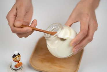 Yaourt fermenté servi à la cuillère pour illustrer les probiotiques et le kéfir