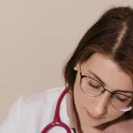 Infirmière travaillant sur des documents administratifs