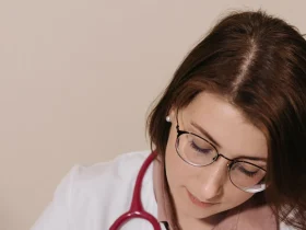 Infirmière travaillant sur des documents administratifs