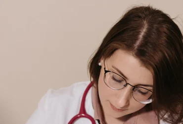 Infirmière travaillant sur des documents administratifs