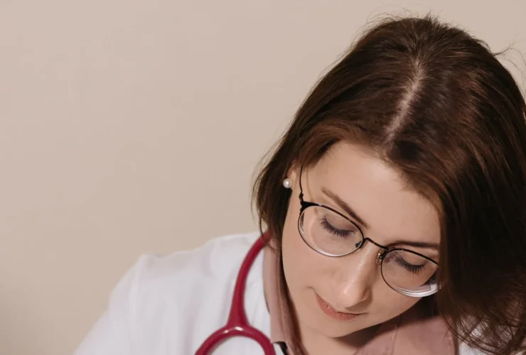 Infirmière travaillant sur des documents administratifs