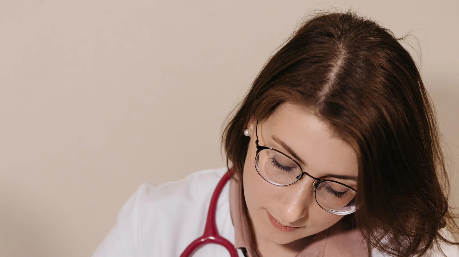 Infirmière travaillant sur des documents administratifs