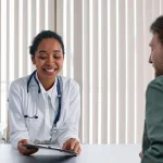 Échange entre médecin et patient sur la santé veineuse