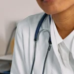 Professionnelle de santé travaillant sur des documents administratifs