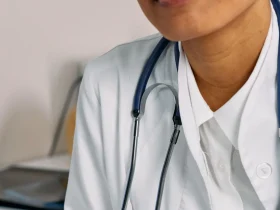 Professionnelle de santé travaillant sur des documents administratifs