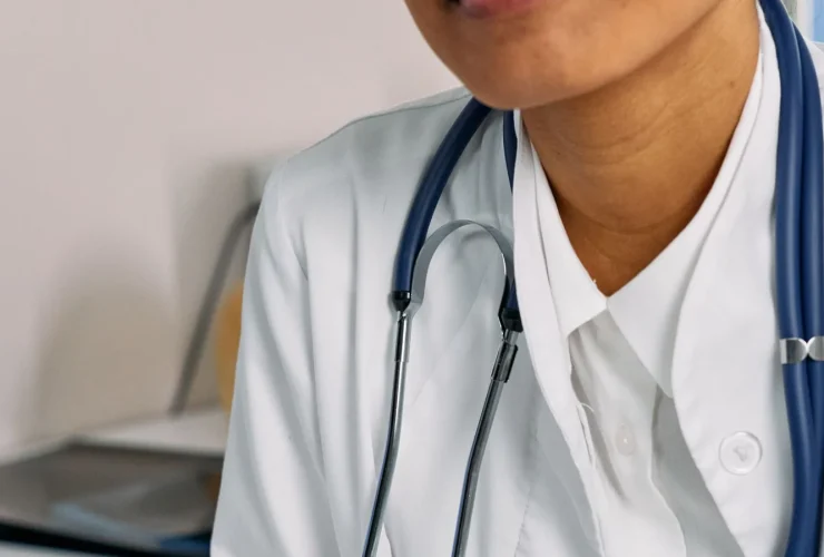 Professionnelle de santé travaillant sur des documents administratifs