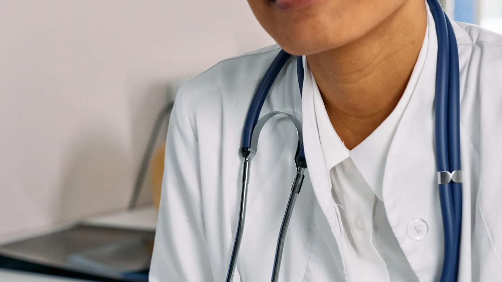 Professionnelle de santé travaillant sur des documents administratifs