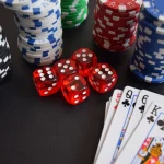 Jetons de casino et cartes à jouer sur une table