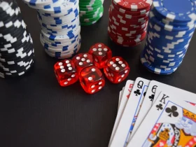 Jetons de casino et cartes à jouer sur une table