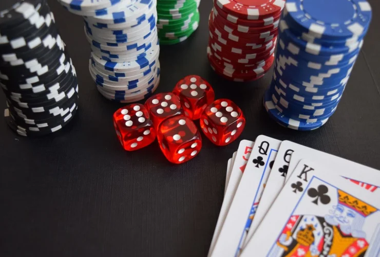 Jetons de casino et cartes à jouer sur une table