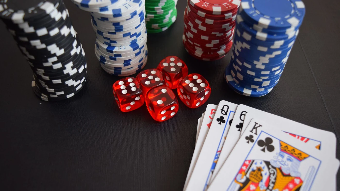 Jetons de casino et cartes à jouer sur une table