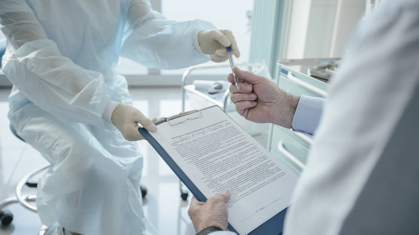 Médecin remettant un document administratif de santé à un patient
