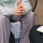 Entretien entre un professionnel de l’accompagnement et une personne assise