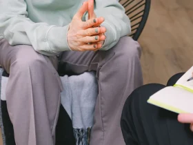 Entretien entre un professionnel de l’accompagnement et une personne assise